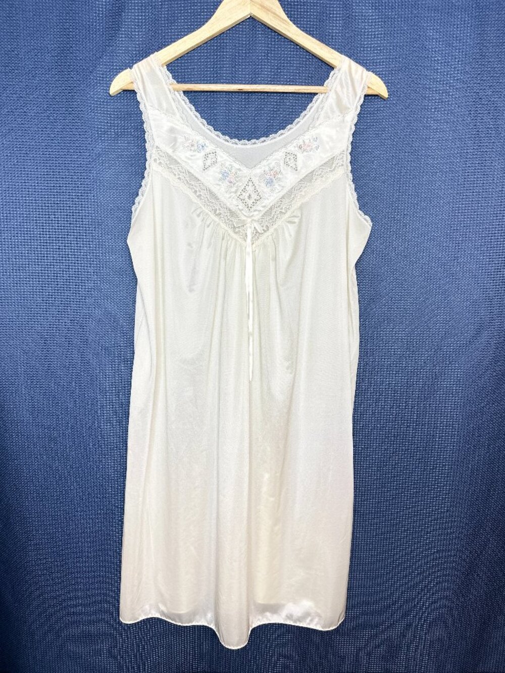 Vintage Lorraine Embroidered Nightgown, Medium Boho Cottage Feminine Romantic